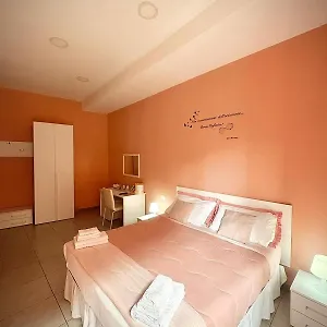 Rianna House ** Napels